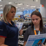 Presidente Márcia Caldas distribui novo jornal “InformaSIN” aos trabalhadores do comércio