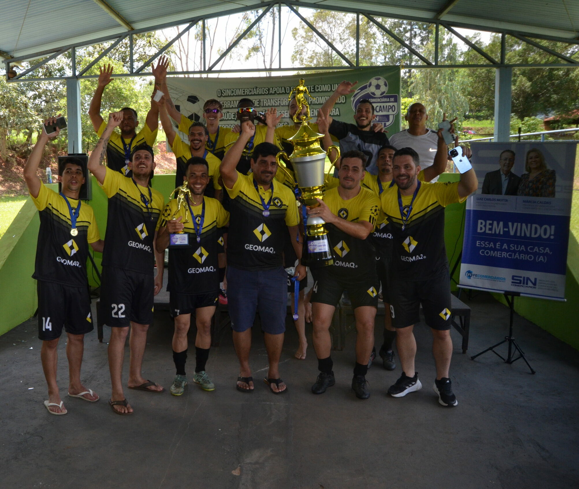 Jogadores da Geomaq comemoraram o título de campeão do torneio