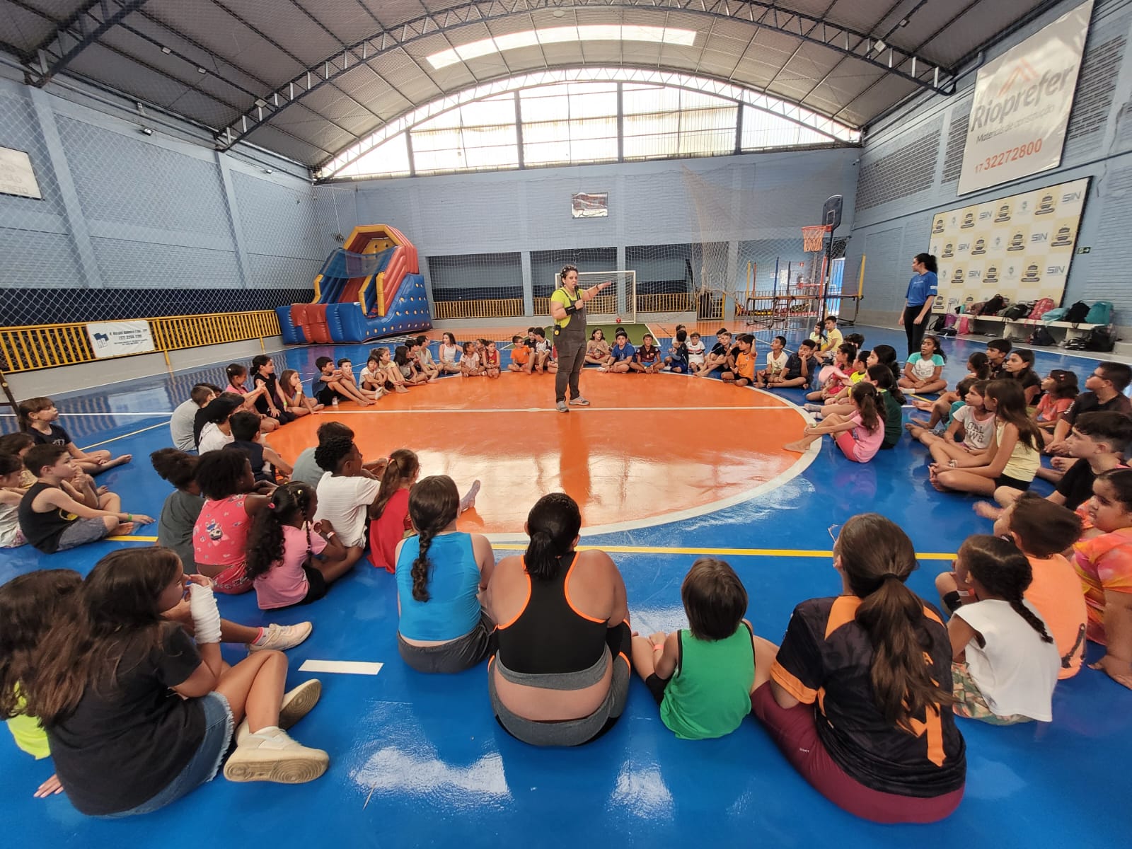 Tia Polly orientou os pequenos antes do início das atividades